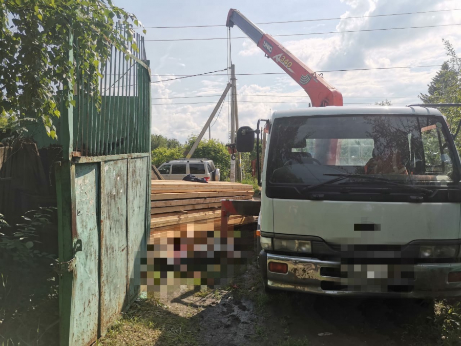 В Поливановке крановщик задел линию электропередач и погиб