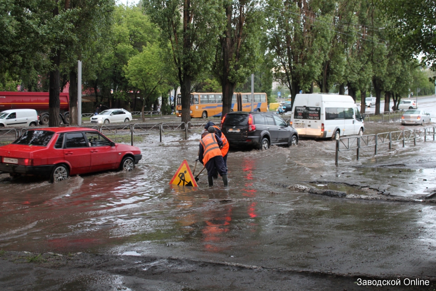 Сколько будет идти дождь сегодня. Потоп в Саратове 2021. Саратов вчерашний ливень. Потоп в Саратове. Ливень в Саратове.