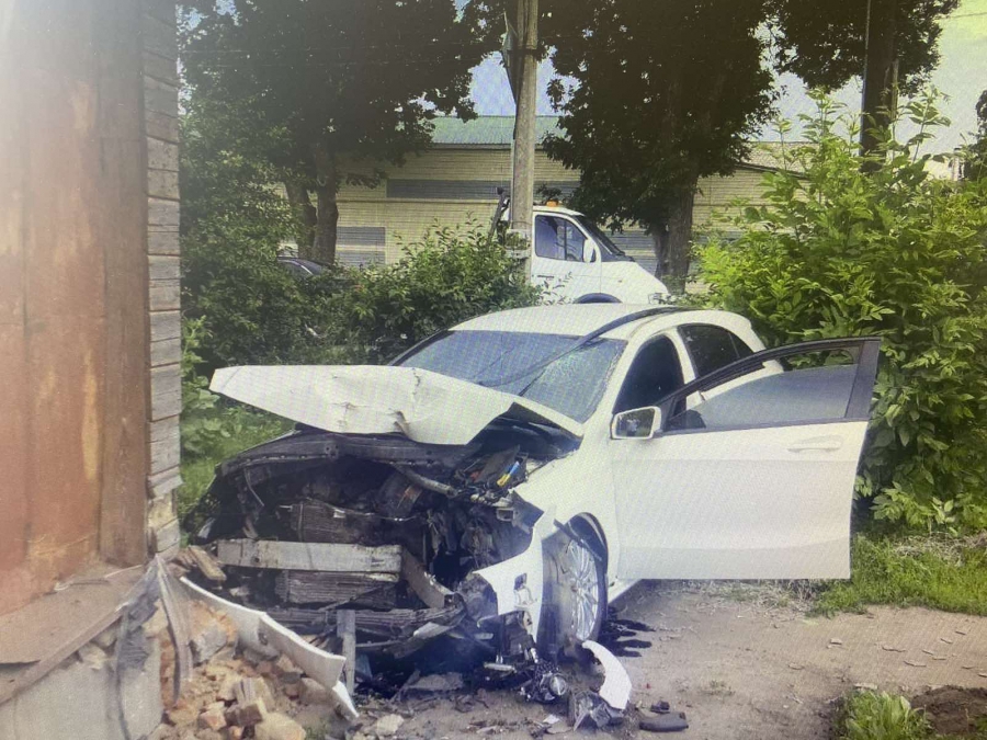 В Балашове мужчина на «Мерседесе» врезался в жилой дом