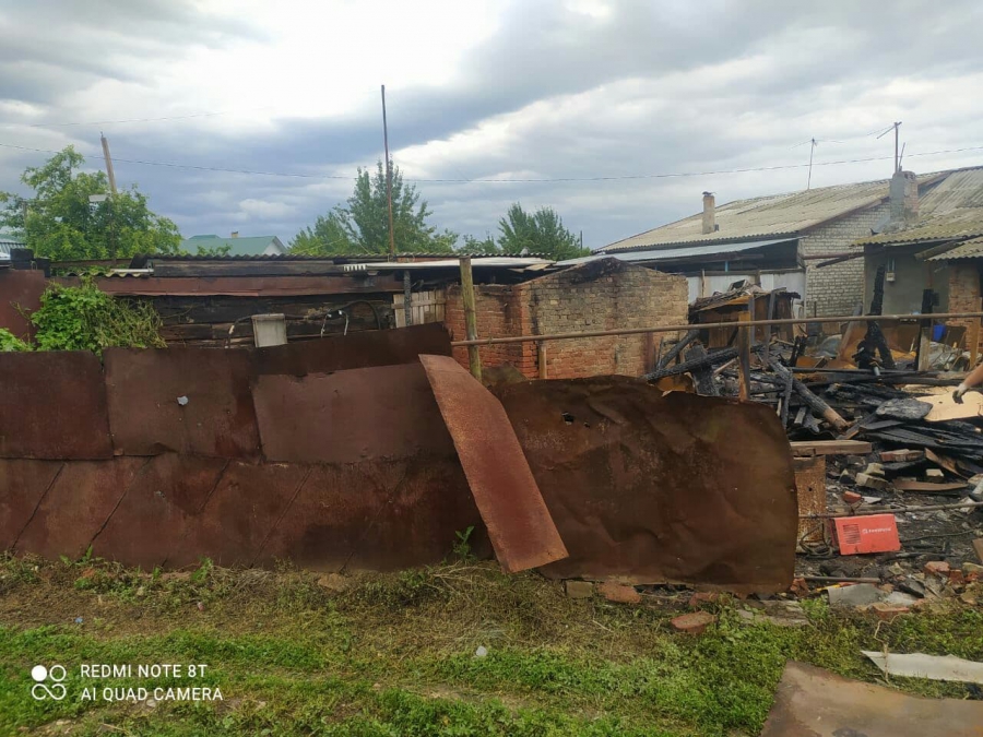 В Энгельсе ночью пылали надворные постройки