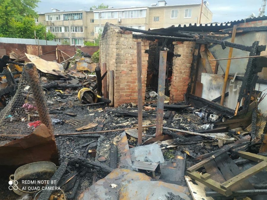 В Энгельсе ночью пылали надворные постройки