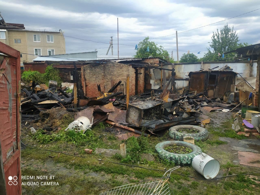 В Энгельсе ночью пылали надворные постройки