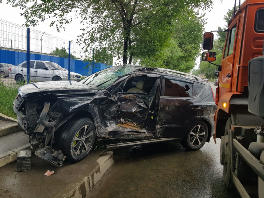 На Сокурском тракте кроссовер столкнулся с «КамАЗом»