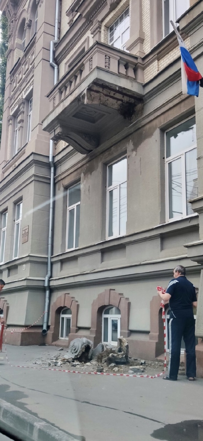 У здания Октябрьского районного суда обрушился балкон