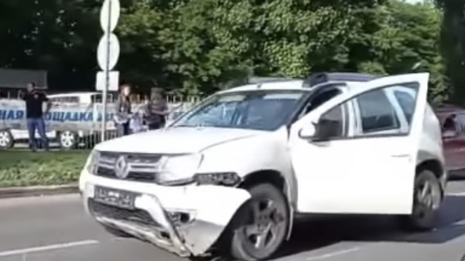 Мужчина с девушкой опрокинулись на мотоцикле и врезались в кроссовер