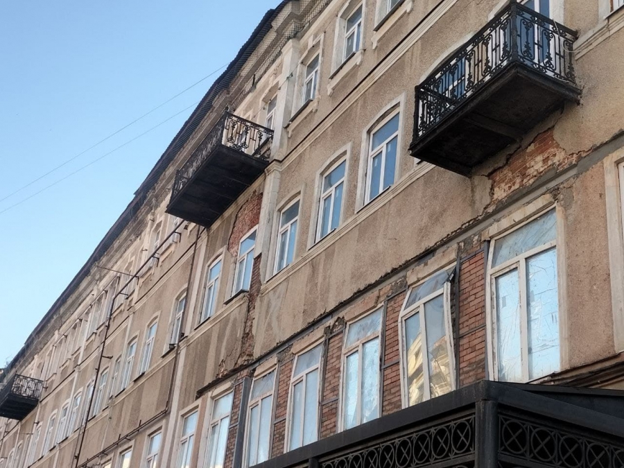 На проспекте Кирова убрали бетонные блоки от разваливающейся «России»