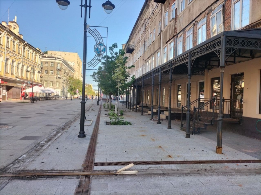 На проспекте Кирова убрали бетонные блоки от разваливающейся «России»