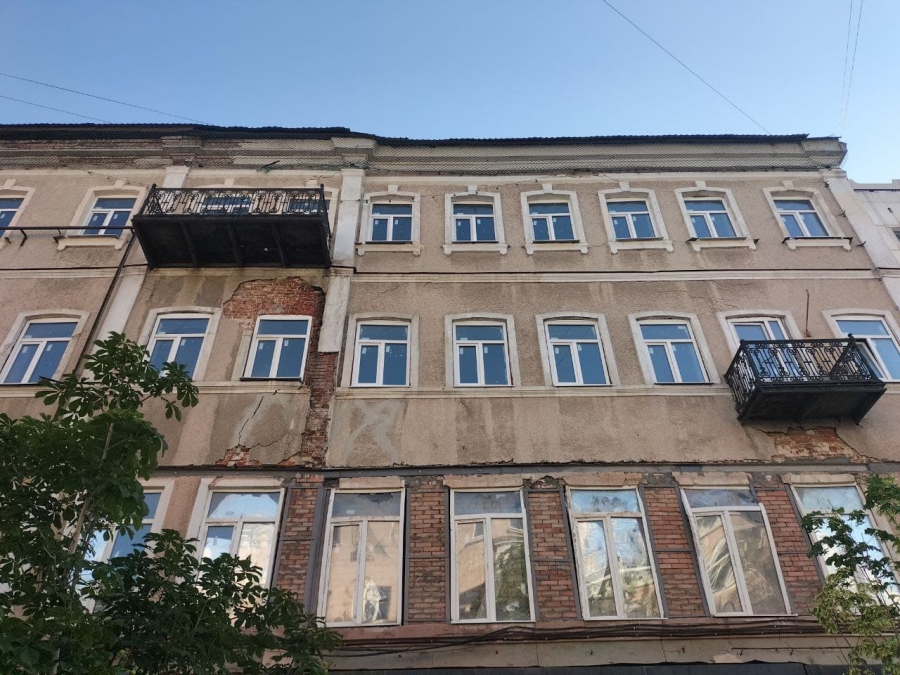 На проспекте Кирова убрали бетонные блоки от разваливающейся «России»