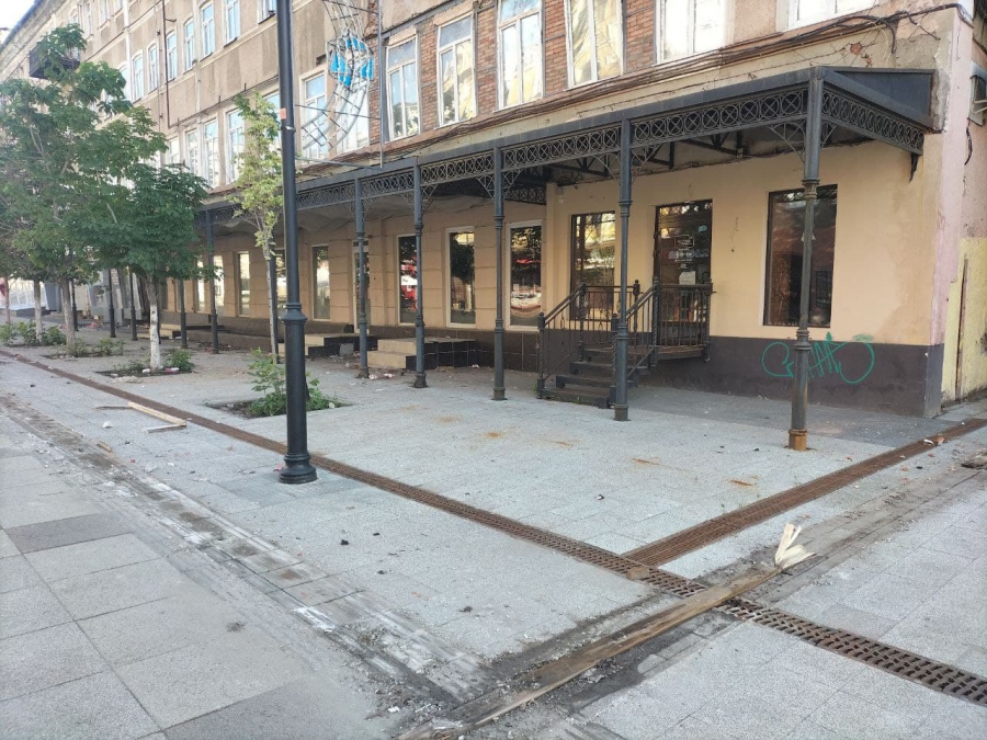 На проспекте Кирова убрали бетонные блоки от разваливающейся «России»