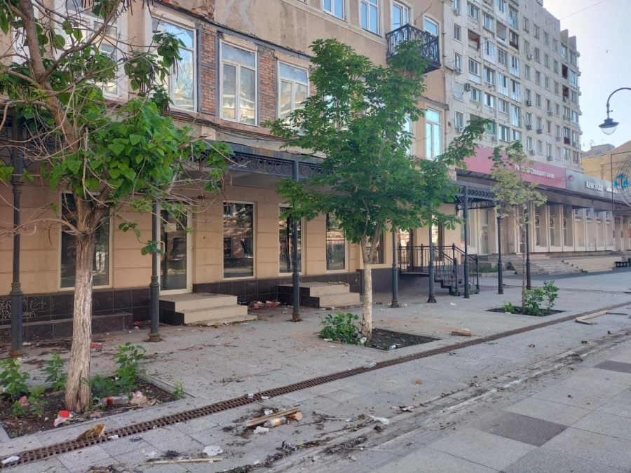 На проспекте Кирова убрали бетонные блоки от разваливающейся «России»