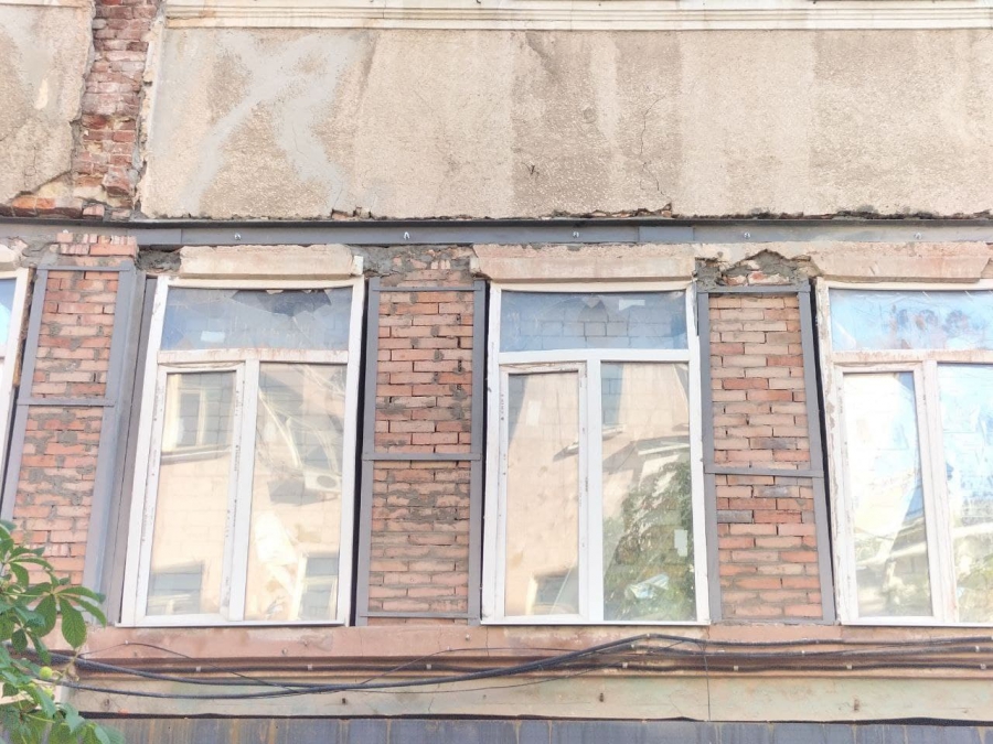 На проспекте Кирова убрали бетонные блоки от разваливающейся «России»