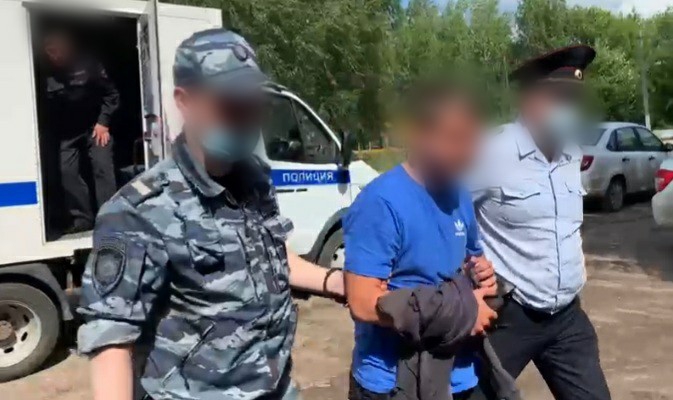 В Екатериновке трое парней ворвались в дом и изнасиловали женщину