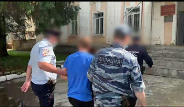 В Екатериновке трое парней ворвались в дом и изнасиловали женщину