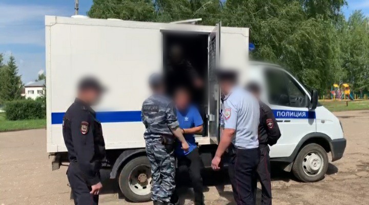 В Екатериновке трое парней ворвались в дом и изнасиловали женщину
