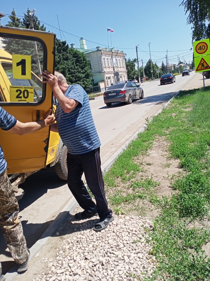 В Пугачеве у маршрутки «ГАЗель» во время поездки отвалилась дверь