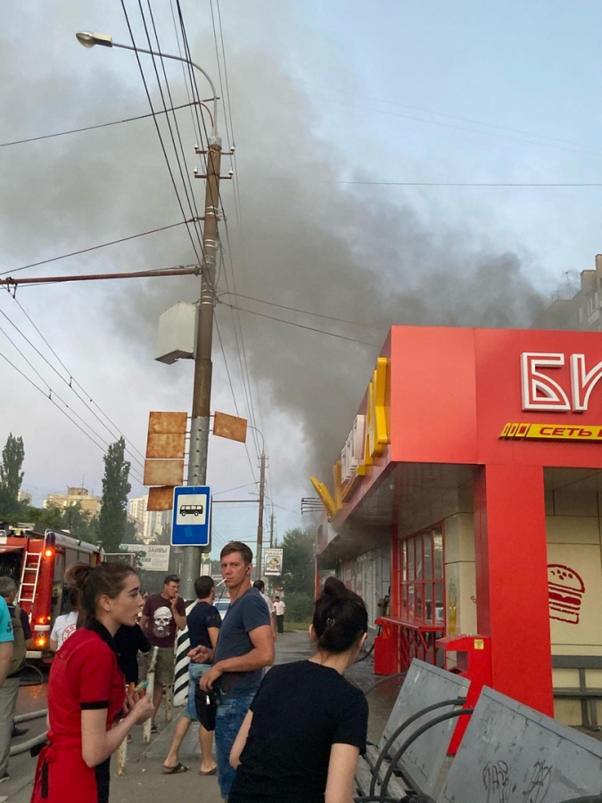 В Энгельсе сгорел павильон с салоном сотовой связи