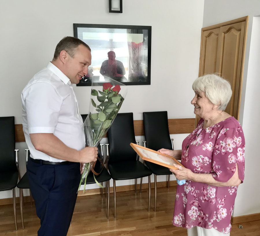 Юрий Максимов поздравил с Днем медицинского работника ветеранов 8-й горбольницы