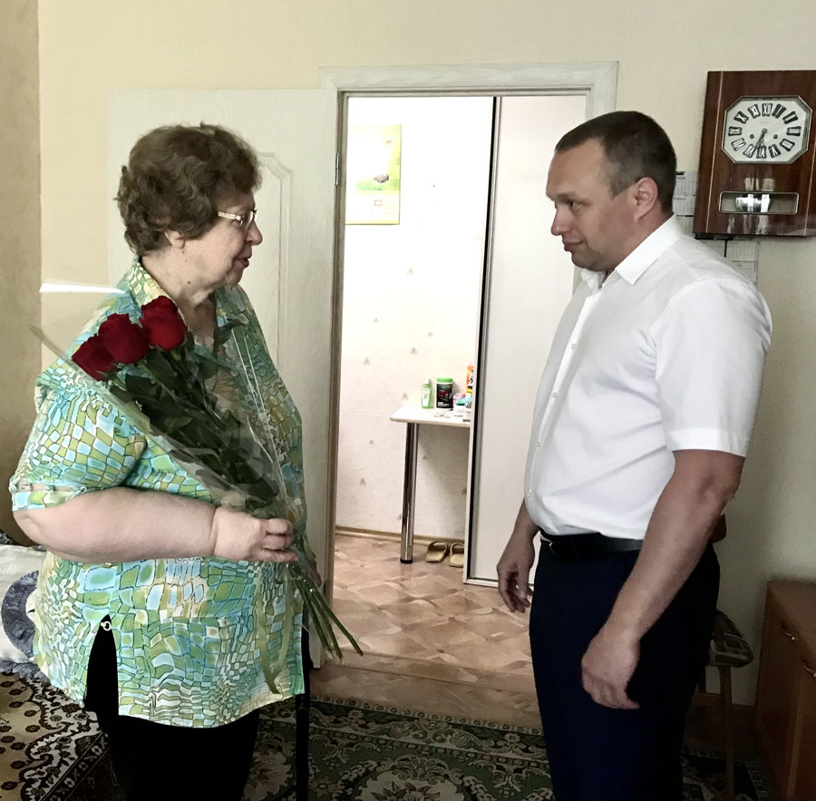 Юрий Максимов поздравил с Днем медицинского работника ветеранов 8-й горбольницы