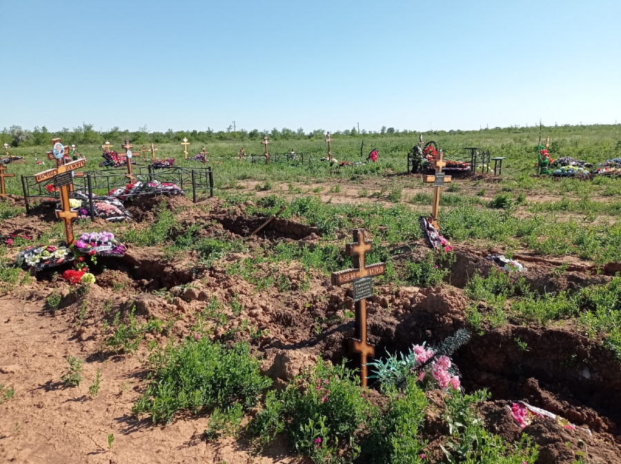 В Балакове на кладбище свежие могилы провалились на метр