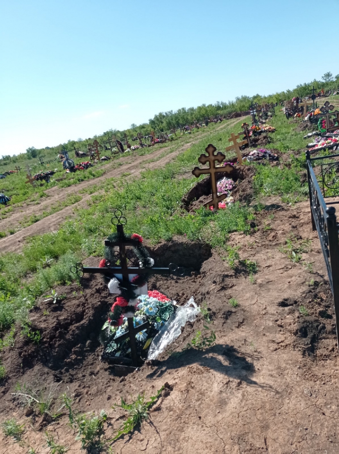 В Балакове на кладбище свежие могилы провалились на метр