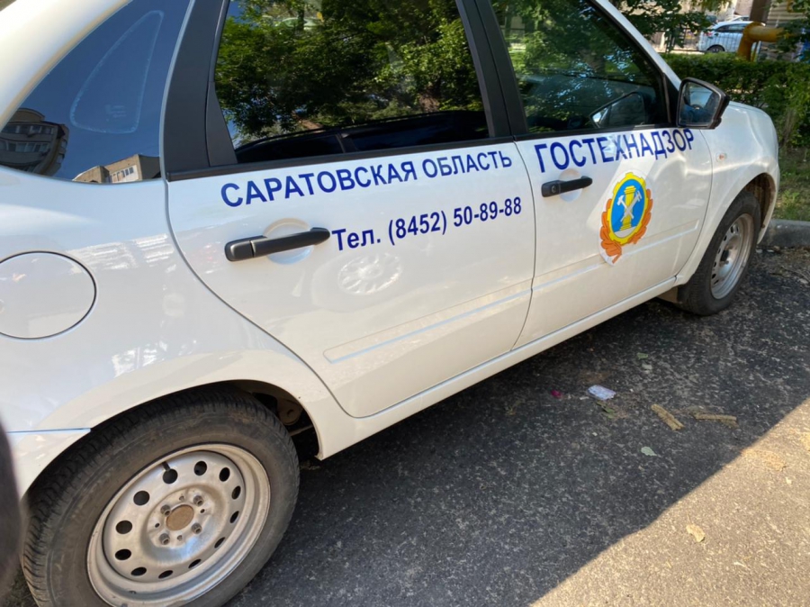 В Саратове посетители аттракциона застряли вниз головой. Начата проверка