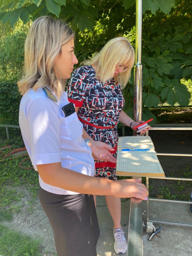 В Саратове посетители аттракциона застряли вниз головой. Начата проверка