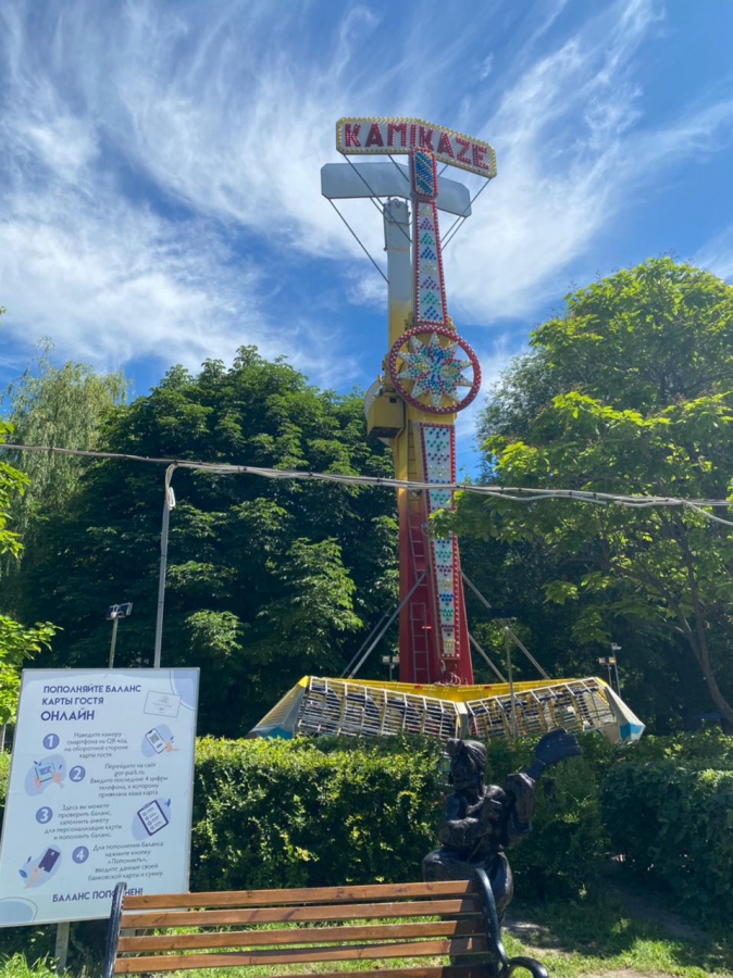 В Саратове посетители аттракциона застряли вниз головой. Начата проверка