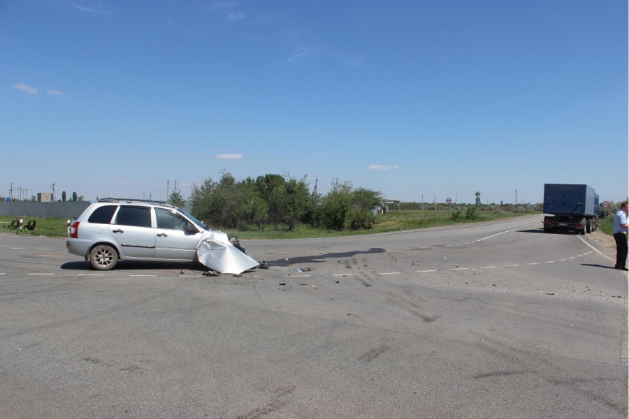 В Краснокутском районе водитель «Калины» пострадал в ДТП с «КамАЗом»