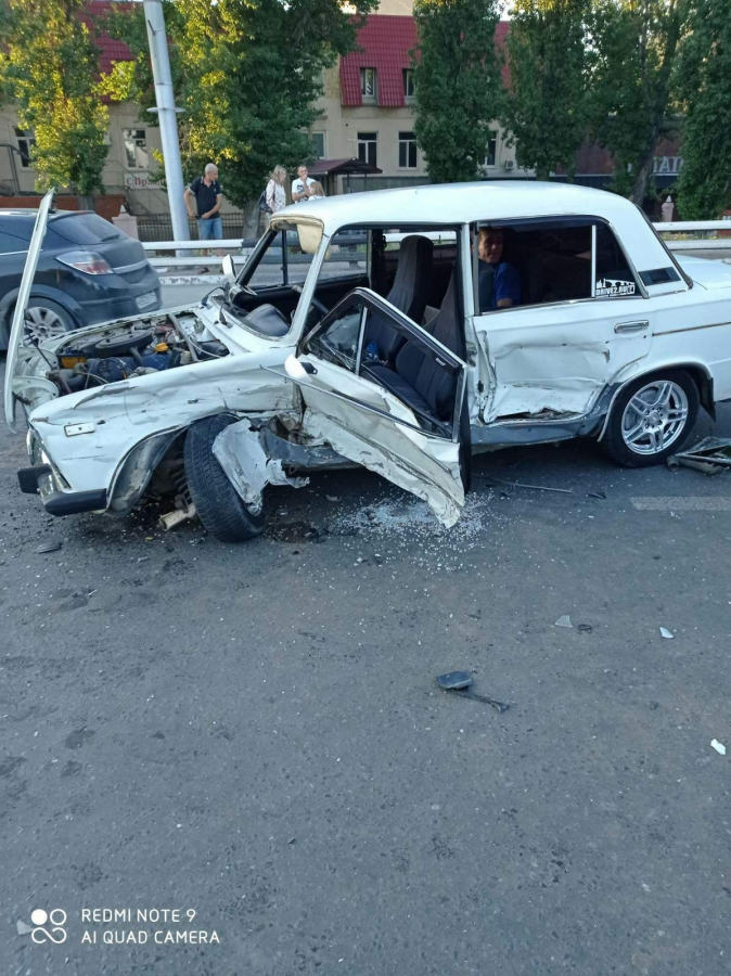 На Орджоникидзе жестко столкнулись «Форд» и «ВАЗ-2106»