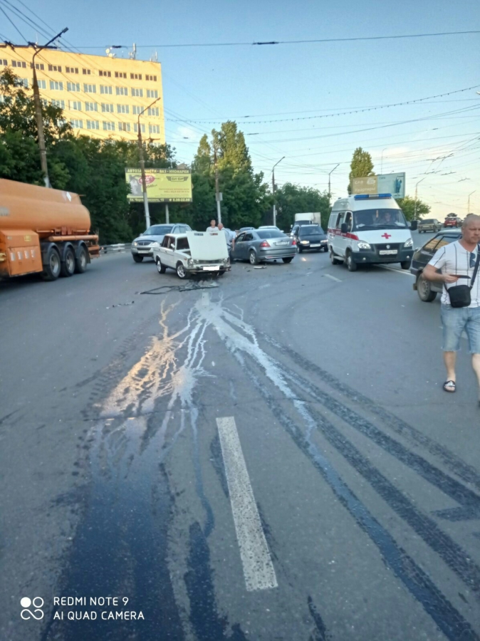 На Орджоникидзе жестко столкнулись «Форд» и «ВАЗ-2106»