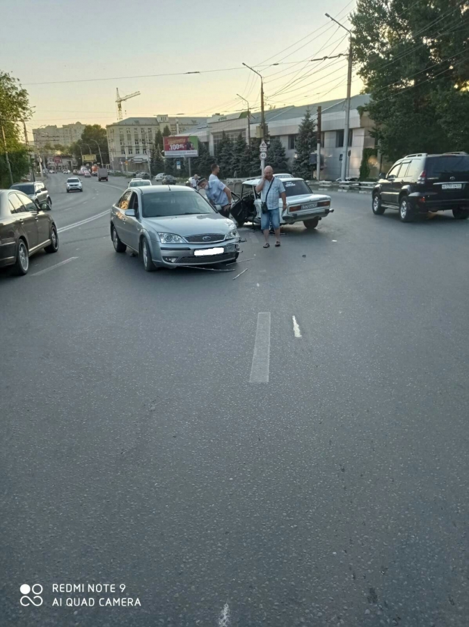 На Орджоникидзе жестко столкнулись «Форд» и «ВАЗ-2106»