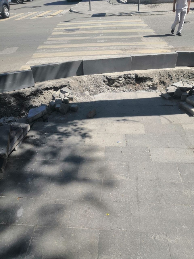 На Мичурина мужчина разбил голову на развороченном под ремонт тротуаре