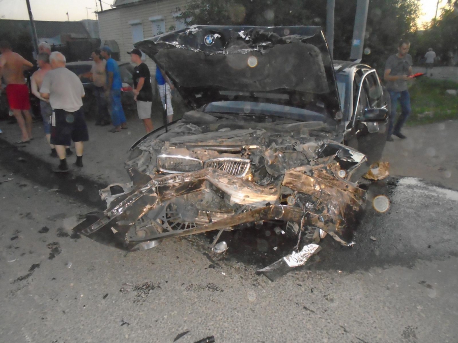 В Энгельсе две девушки из «Опеля» попали в больницу после аварии с «БМВ»