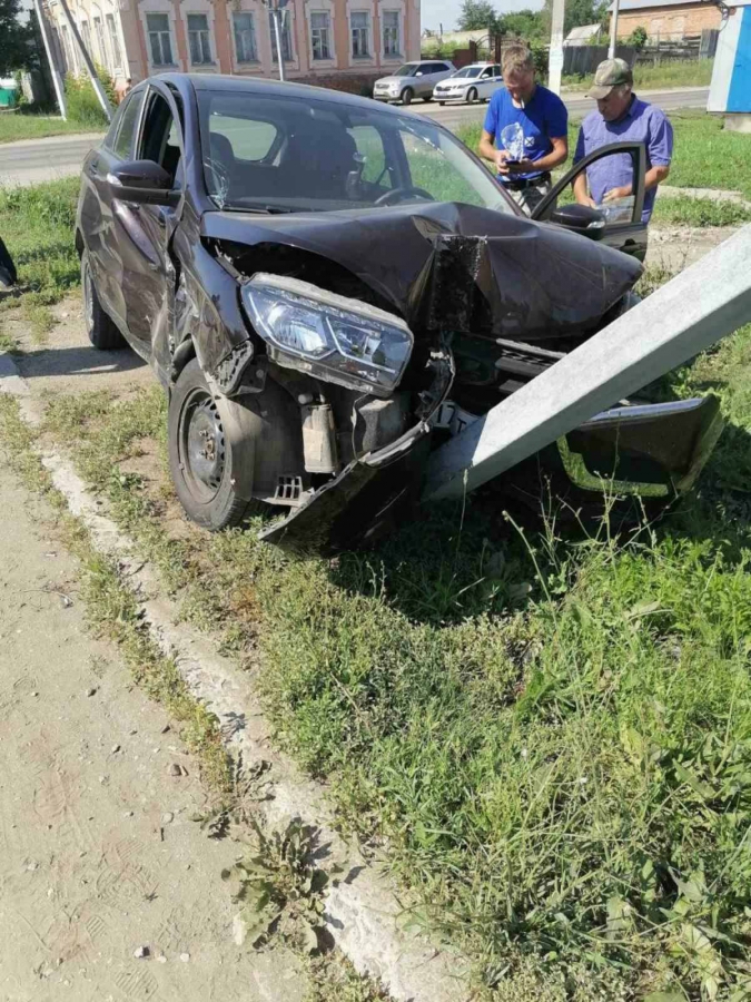 В Пугачеве кроссовер после ДТП влетел в светофор. Пострадали женщина и ребенок