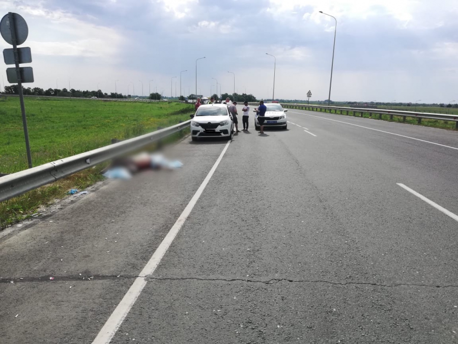 Возле аэропорта Гагарин такси «Везет» насмерть сбило мужчину