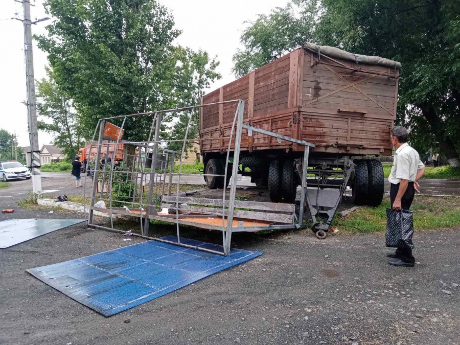 В Балашове оторвавшийся прицеп опрокинул остановку и покалечил женщину