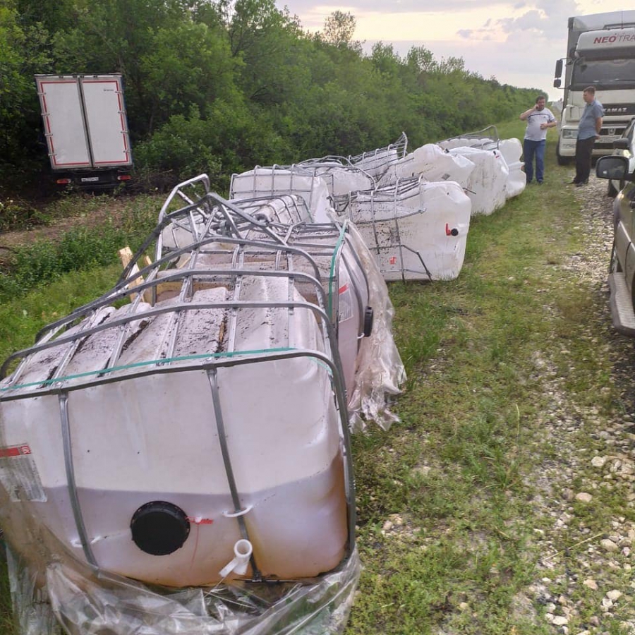 В Хвалынском районе после ДТП с «КамАЗом» разлилось 10 тонн моторного масла