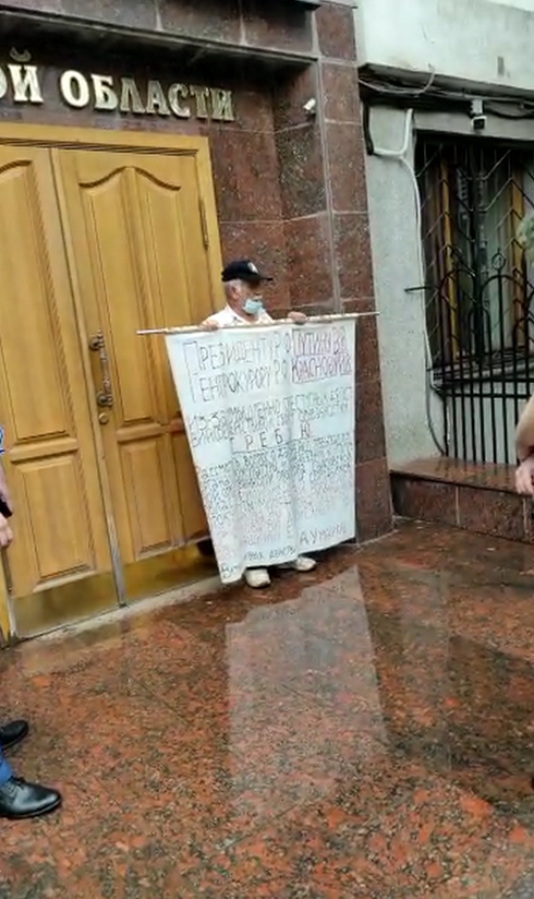 Житель Саратова устроил пикет возле прокуратуры из-за недостроенного дома