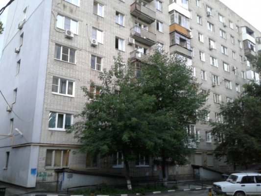 На Астраханской ребенок облокотился на сетку и выпал из окна