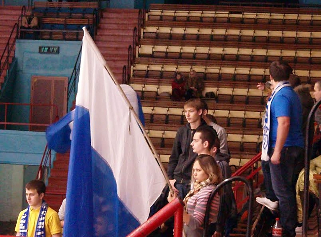 Губернатор увидел поражение «Кристалла» из-за покинувшего клуб хоккеиста