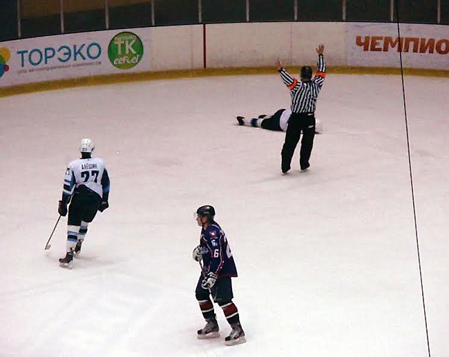 Губернатор увидел поражение «Кристалла» из-за покинувшего клуб хоккеиста