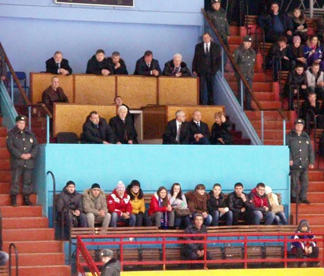 Губернатор увидел поражение «Кристалла» из-за покинувшего клуб хоккеиста