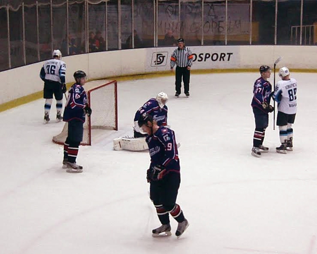 Губернатор увидел поражение «Кристалла» из-за покинувшего клуб хоккеиста