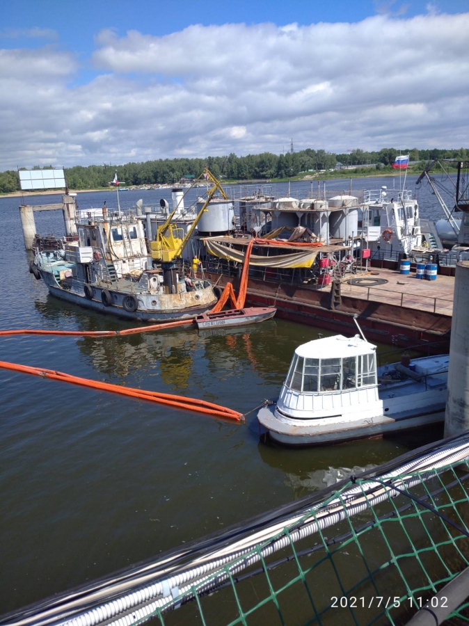 В Балакове ликвидировали последствия разлива нефтепродуктов на Волге