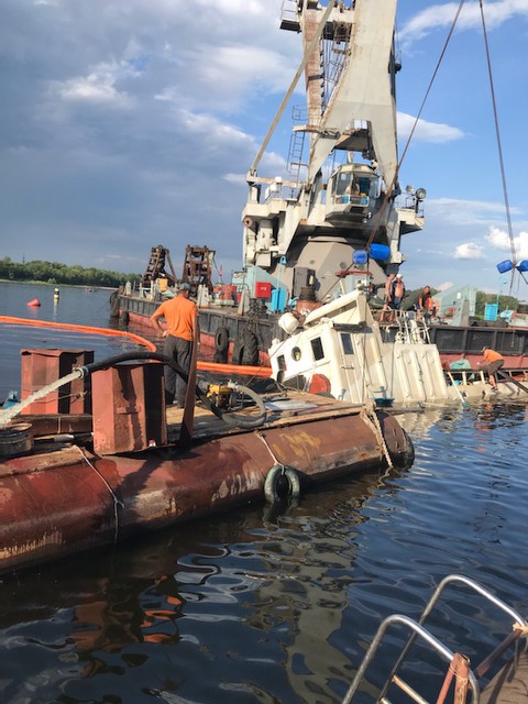 В Балакове ликвидировали последствия разлива нефтепродуктов на Волге