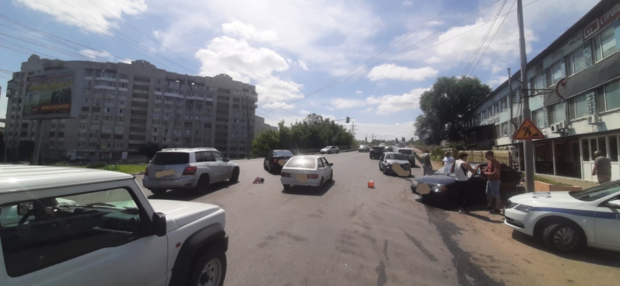 Девушка пострадала в массовой аварии на Ново-Астраханском шоссе