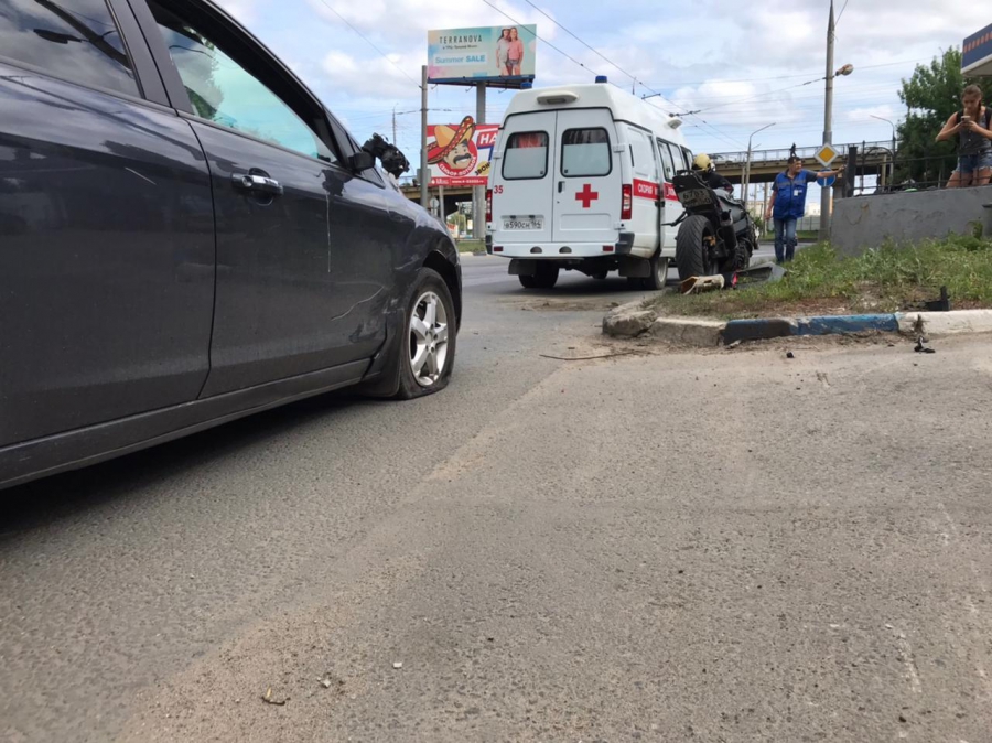 Мотоциклист попал в больницу после ДТП у моста на Шехурдина
