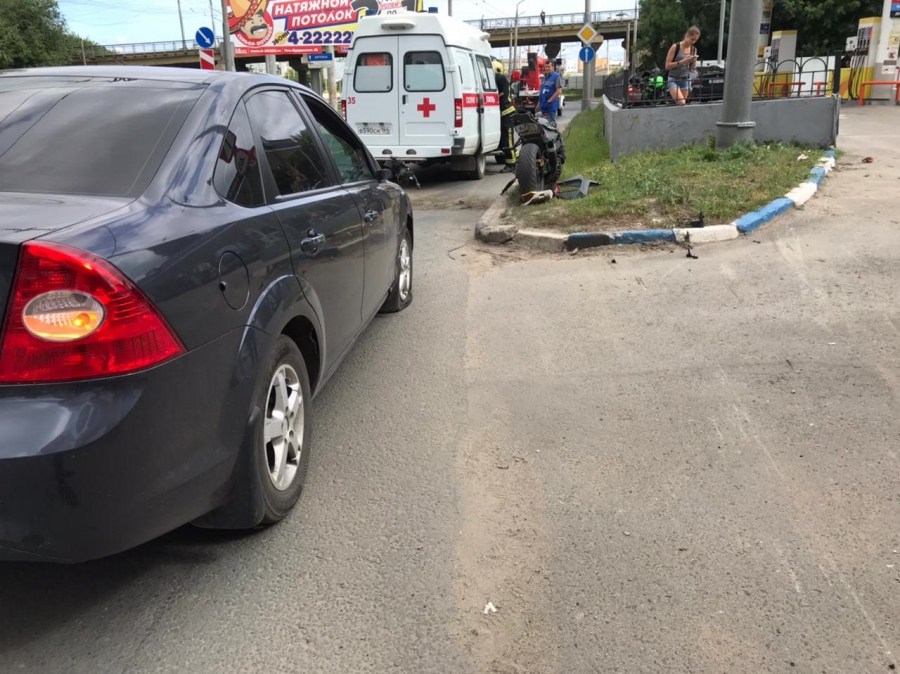 Мотоциклист попал в больницу после ДТП у моста на Шехурдина