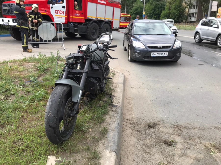 Мотоциклист попал в больницу после ДТП у моста на Шехурдина