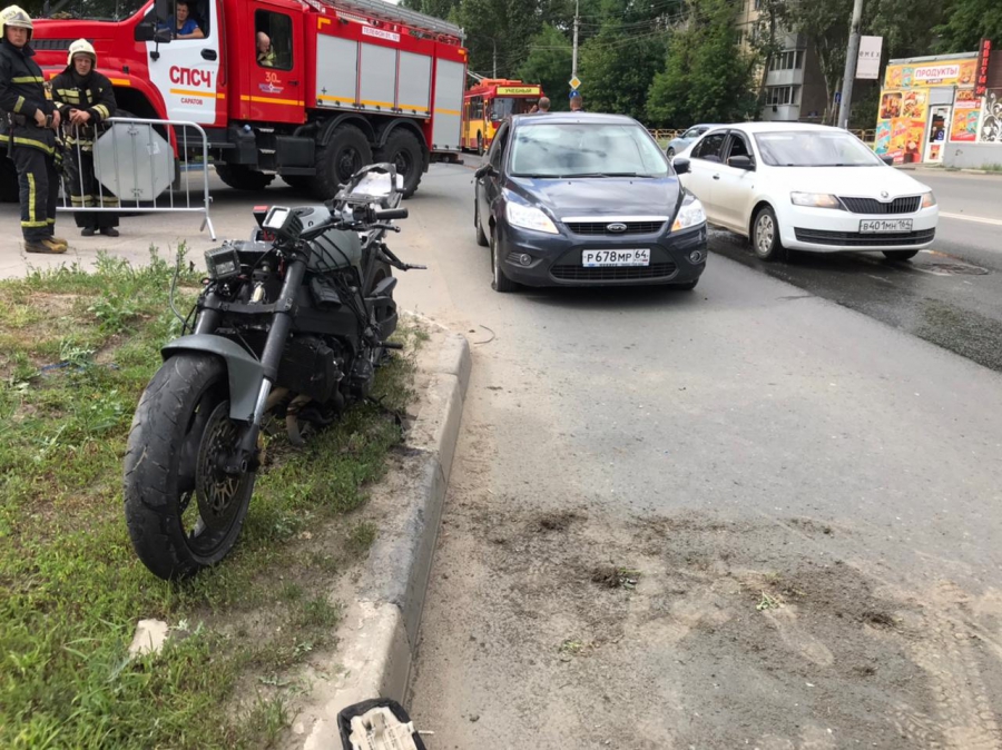 Мотоциклист попал в больницу после ДТП у моста на Шехурдина